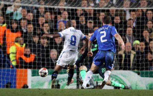 Eto&#039;o supera Turnbull, in Chelsea-Inter dello scorso 16 marzo