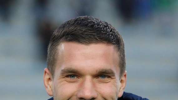 VIDEO - Podolski-Kuzmanovic, tunnel e risate in allenamento. Che numero per il tedesco! 