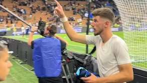 VIDEO - Regalo speciale per un tifoso ieri allo stadio: la maglia di Sucic