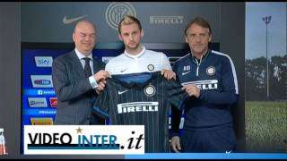 VIDEO - Brozovic si presenta, ecco la sua maglia 77