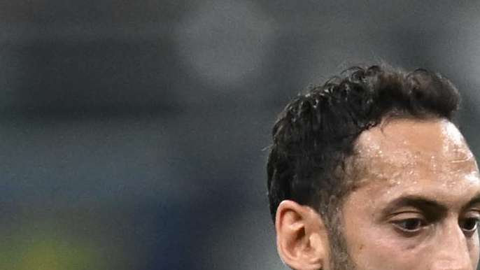 Calhanoglu, Okan e il vice pres. Galatasaray nel locale di Salt Bae a Milano. Il club turco: "Nessun incontro"