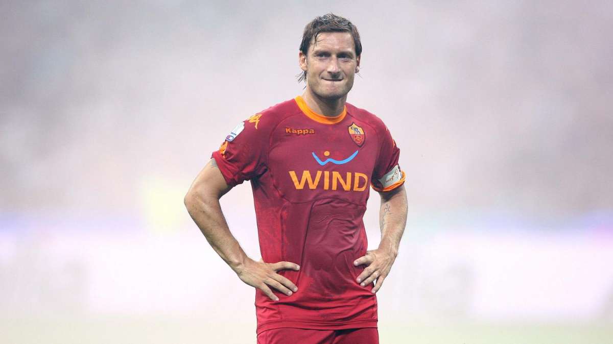 Totti 'picchia' Sneijder... ma è tutto un gioco!