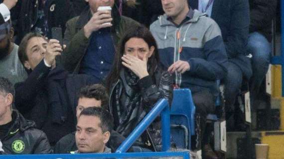 I tifosi del Chelsea inneggiano al marito, Elisabetta Conte scoppia in lacrime a Stamford Bridge