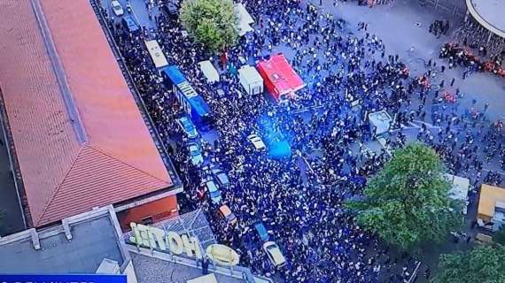 Bagno di folla per l'Inter: pullman bloccato a Piazzale Lotto, ritardato l'arrivo allo stadio