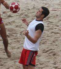 Julio Cesar sempre con il pallone... anche in spiaggia!