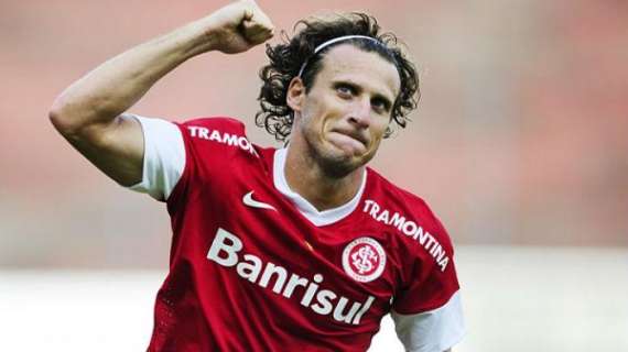 Forlan prepara l'addio, l'agente: "Varie offerte, ora..."