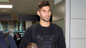 Lisandro Lopez via dall'aeroporto di Maplensa dribblando i giornalisti