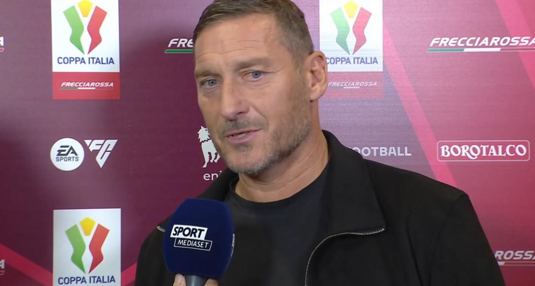 Totti legge Roma-Inter: "Non serviranno giacca e cravatta ma l'elmetto. Nerazzurri i più eleganti del campionato"