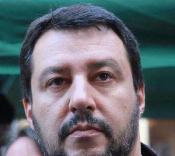 Salvini promette: "Derby al Milan? Smetto di fumare"