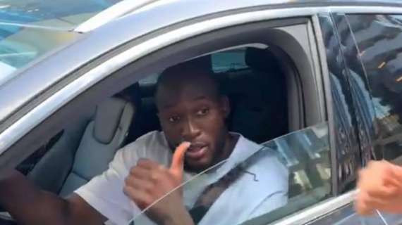 VIDEO - Lukaku, toccata e fuga in sede: foto e sorrisi con i tifosi