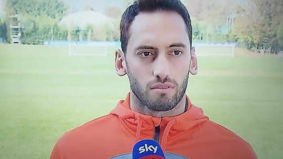 Calhanoglu a Sky: "Non vedo l'ora di giocare domani. Il Benfica non molla ma siamo pronti"