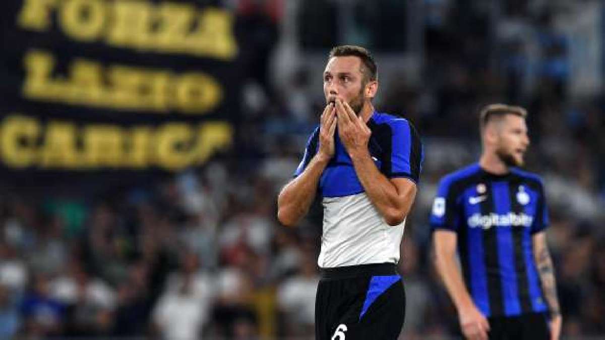 Após perder Skriniar de graça, Inter de Milão renova com De Vrij, futebol  italiano