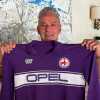 Baggio riceve in dono la maglia del suo esordio in viola e commenta a FV: "La più importante"
