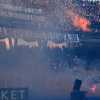 Lecce-Napoli sospesa per qualche minuto: fumogeni e petardi in campo per protesta
