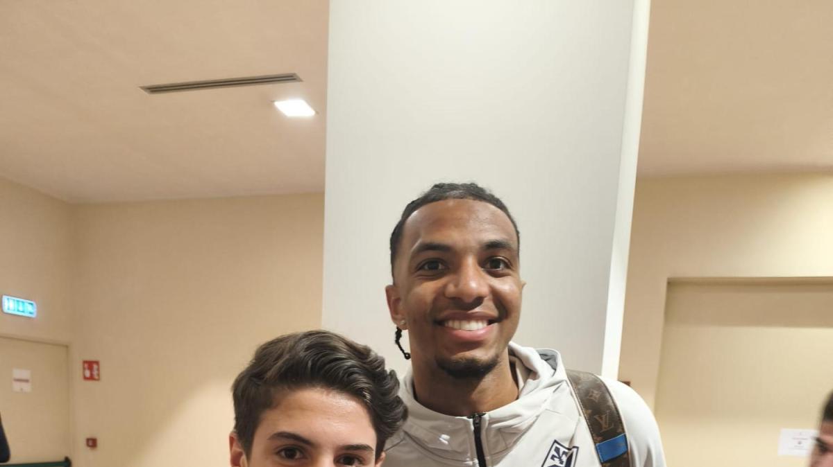 La carica dei tifosi prima di Lecce-Fiorentina: il Viola Club Puglia va a trovare la squadra