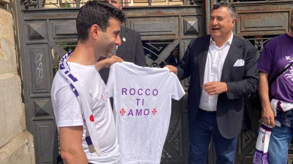 VIDEO FV, Tifoso consegna maglia speciale a Barone