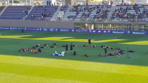 FOTO FV, Stretching a centrocampo dopo la partita