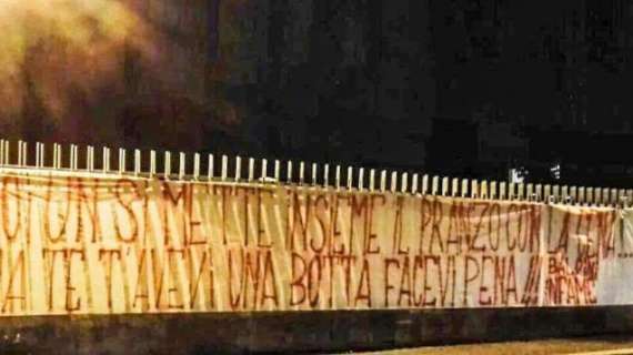 FOTO, Striscione appeso davanti alla sede RAI