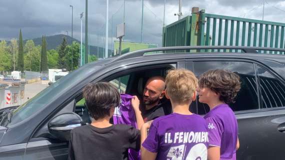 FOTO FV, Selfie e autografi al cs dopo l'allenamento viola