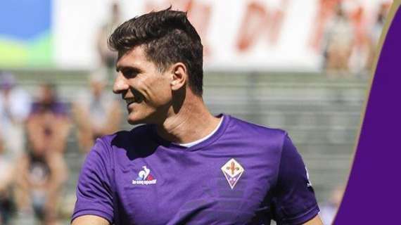 GOMEZ, E l'errore negli auguri di buon compleanno