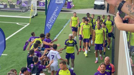 La Fiorentina inizia l'allenamento tra il solito entusiasmo dei tifosi