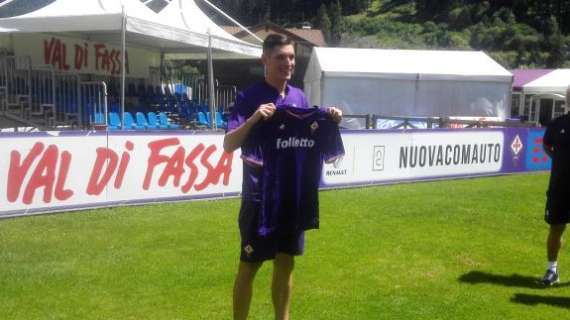 FOTO FV, Milenkovic posa con la sua nuova maglia