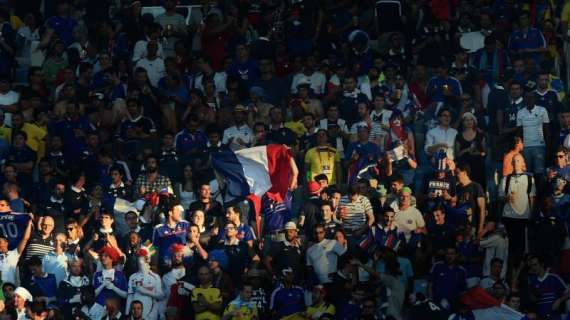 PARIGI, Città sotto attacco, esplosioni allo stadio