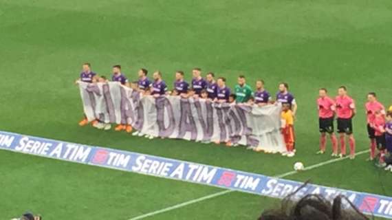 FOTO FV, I giocatori viola in campo: "Ciao Davide"