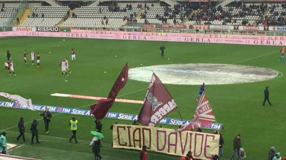 FOTO FV,  Striscione in onore di Astori: cori per i viola