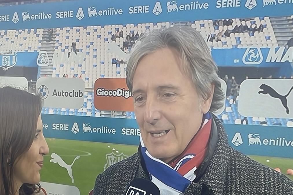 Ferrari e una sciarpa viola speciale: è il dono di alcuni tifosi