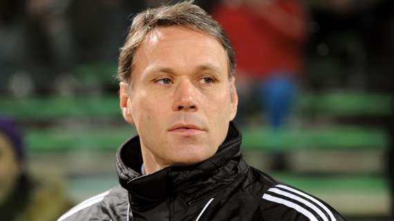 VAN BASTEN, Vicino alla panchina dell'Amburgo