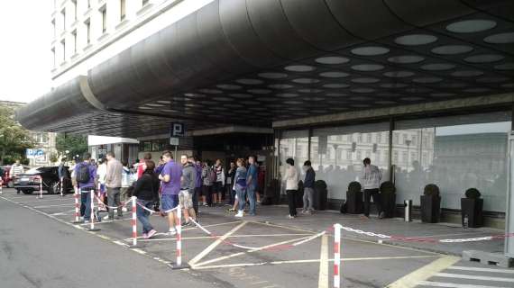 VIDEO FV, Tifosi all'hotel della squadra viola