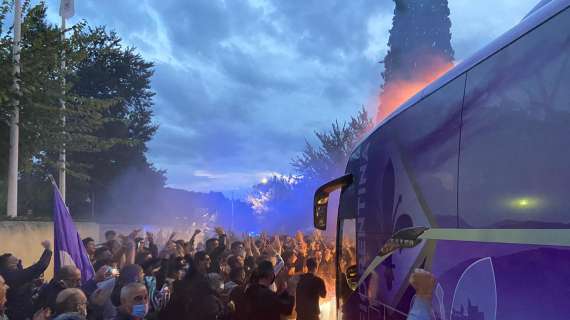 VIDEO FV, I tifosi caricano squadra fuori dall'hotel