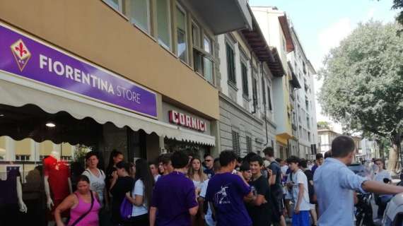 FOTO FV, Ci sono i primi tifosi al Fiorentina Store