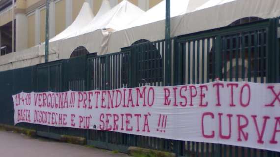 LE FOTO, Striscione contro la squadra