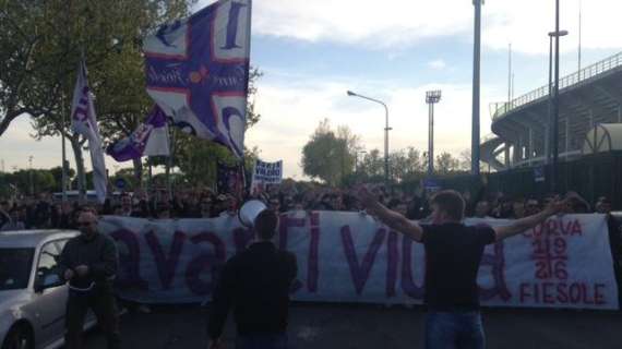 FOTO E VIDEO FV, Corteo di tifosi viola allo stadio