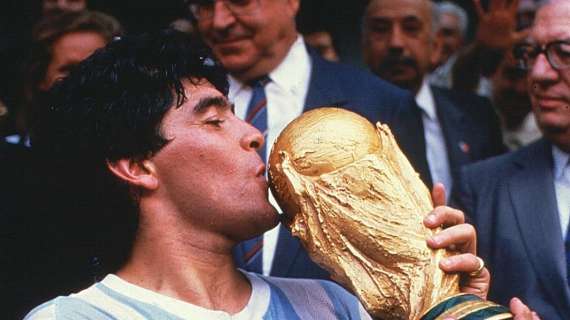 MARADONA, Pallone 'Mano de Dios' venduto per 2 mln