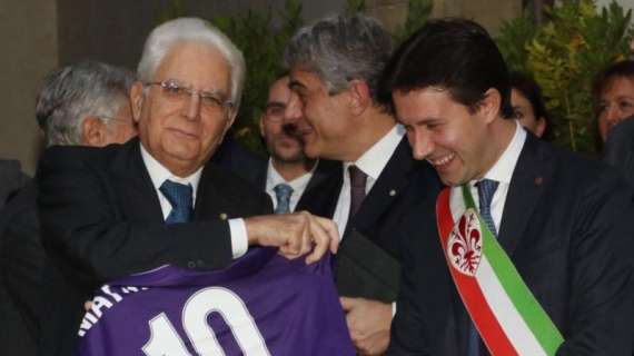 FOTO, Mattarella riceve in regalo la maglia viola