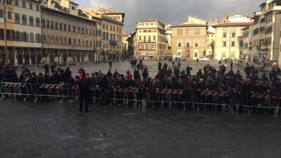 FOTO FV, Già tanta gente attende funerali di Astori