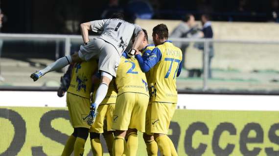 SERIE A, Al 45' disastro Napoli a Verona, pari Juve