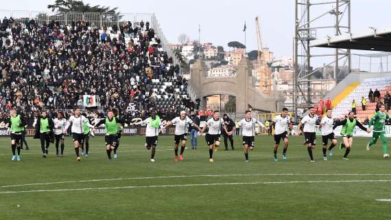 SPEZIA, Che striscione polemico: "Funziona il VAR?"