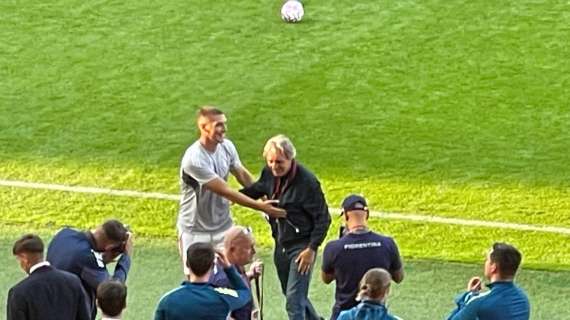 Prima di Nottingham Forest-Fiorentina, Milenkovic premiato da Ferrari: la foto