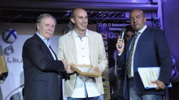 Mario Nicoli riceve il premio di miglior allenatore della serie A