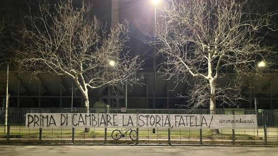 FOTO, Striscione: "Prima di cambiare storia, fatela"