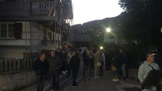 FOTO FV, Tifosi fuori dall'albergo viola per ADV