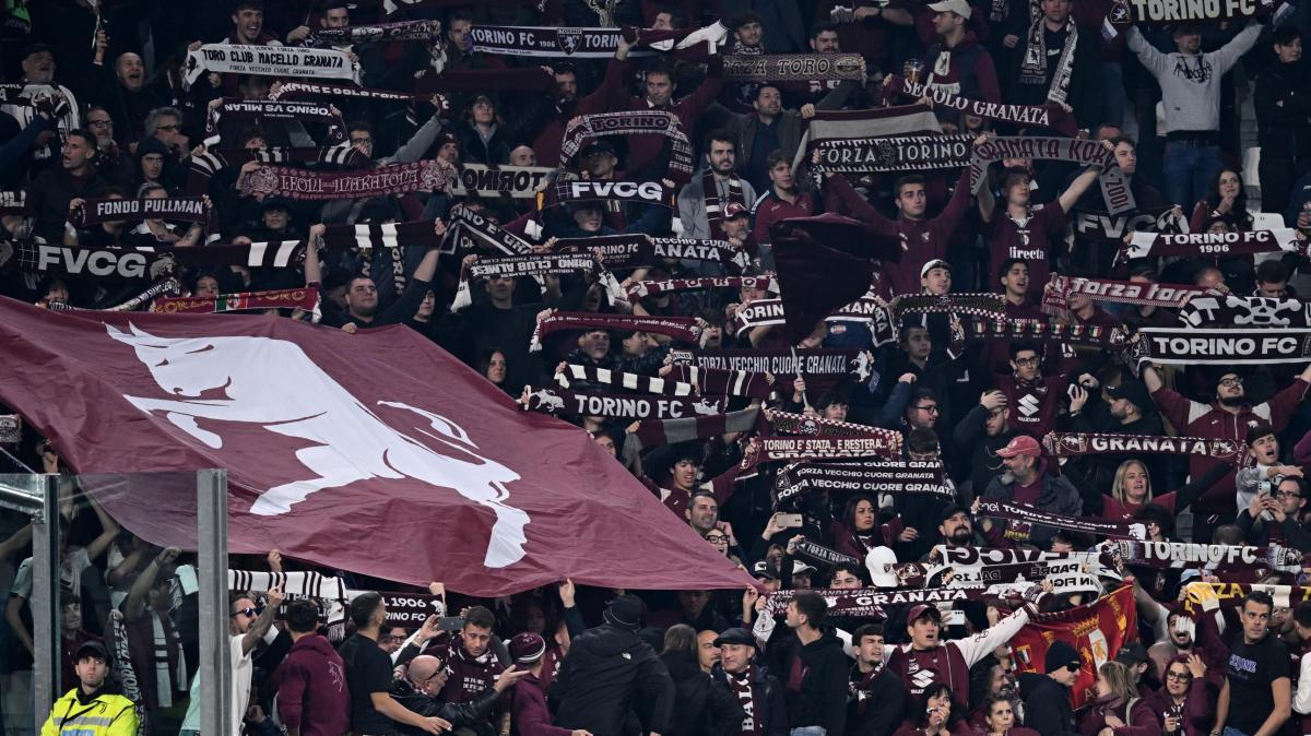 Torino, la contestazione non si ferma. Spunta un nuovo striscione: "Tutti fuori!"