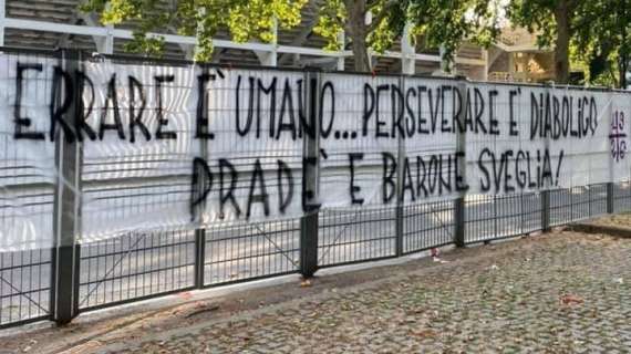 FOTO, Due striscioni: "Pradè e Barone: sveglia!"