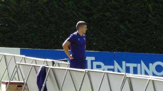 FOTO FV, Rebic segue l'allenamento a bordo campo