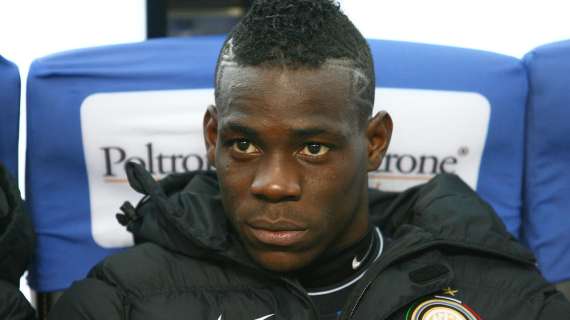 INTER, Balotelli acclamato dai tifosi all'aeroporto