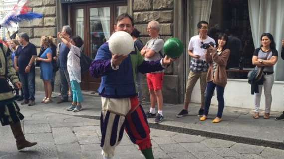 CALCIO STORICO, Corteo al via poi Bianchi-Verdi